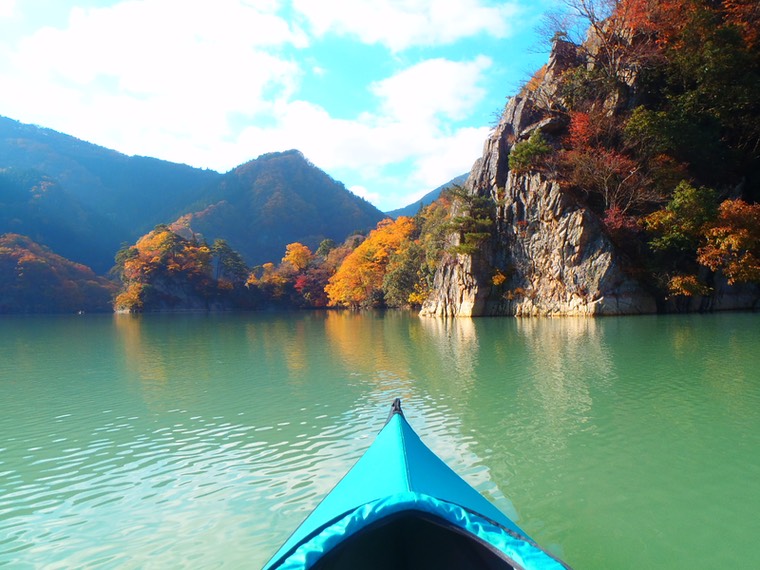 関東で絶景紅葉カヤック〜渓谷の湖中島