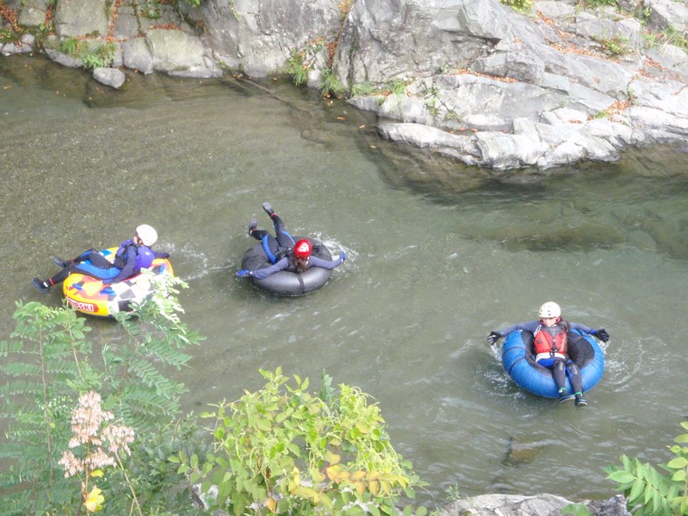 軽井沢、長瀞近くで川下り川遊び！キャニオニング＆シャワークライミング体験ツアー〜チュービング